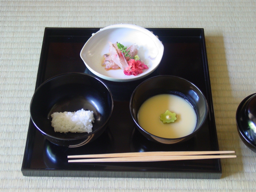 蒔絵・輪島塗の会席膳を高価買取｜作家物・高級漆器歓迎｜古布（縮緬